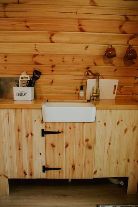 バーマスOak Special Winter Offers - Hot Tub & Log Burnerアパートメント エクステリア 写真